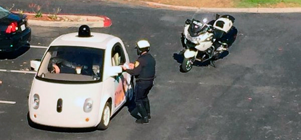 В США полицейские остановили автопилот Google за медленную езду