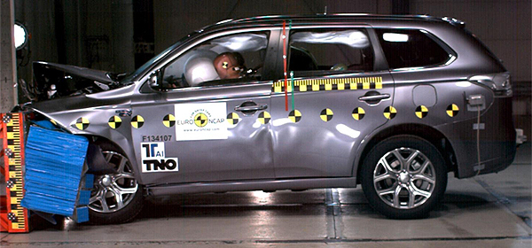 Mitsubishi Outlander PHEV получил пять звезд в краш-тесте
