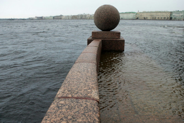 Дамба закрылась в Петербурге из-за угрозы наводнения