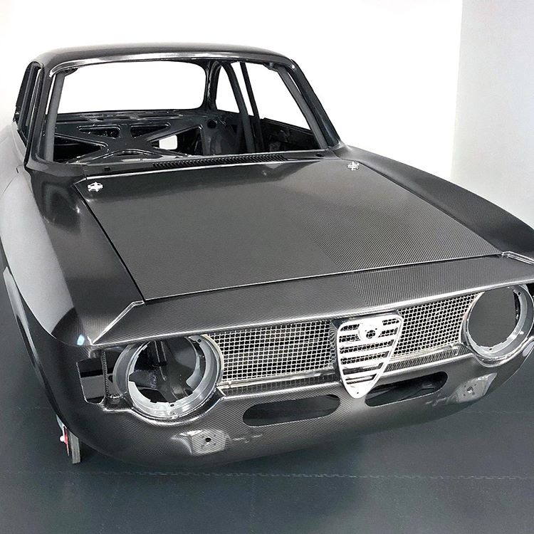 Alfaholics построил Alfa Romeo 105 Series полностью из углеродного волокна