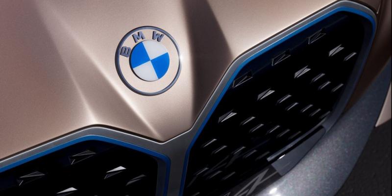 BMW получает новый логотип, и разница очевидна