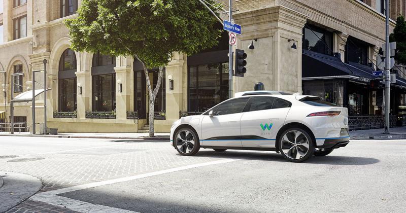 Новые самоуправляемые автомобили Waymo - это электрические ягуары с датчиками и камерами.
