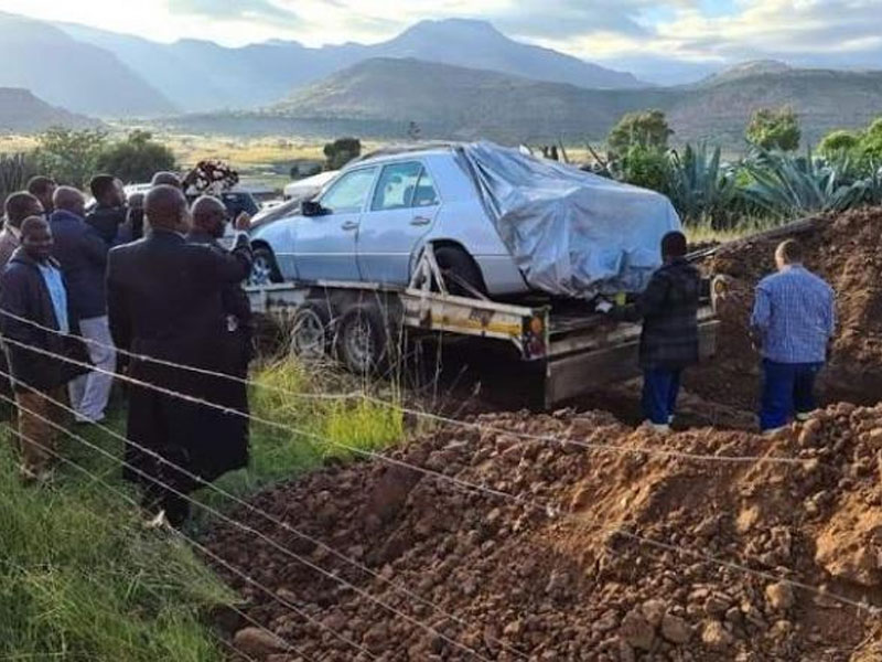 В Южной Африке политик похоронен в своем Mercedes