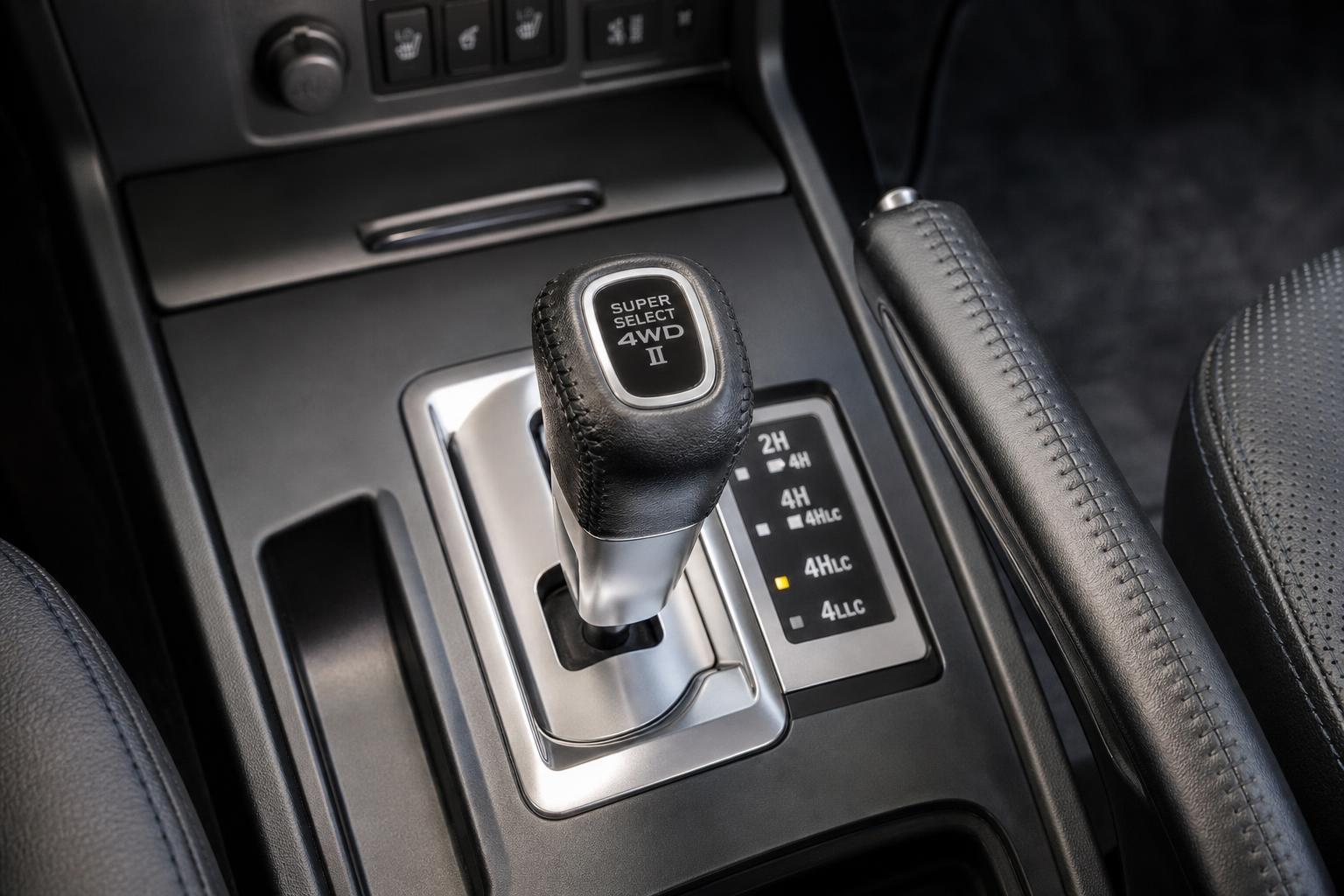 Рычаг селектора Super Select II в салоне Pajero 4