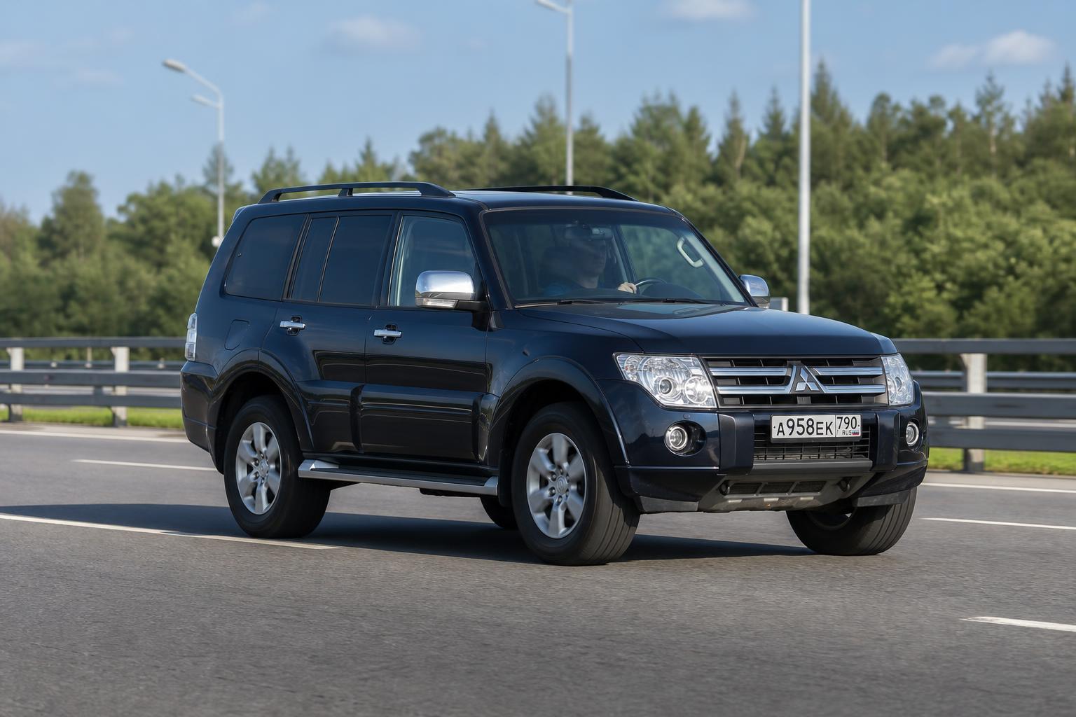 Pajero 4 на трассе с включенным круиз-контролем