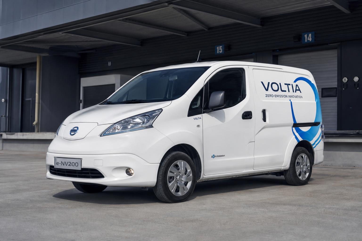 Электрофургон Nissan e-NV200 XL Voltia на погрузочной площадке