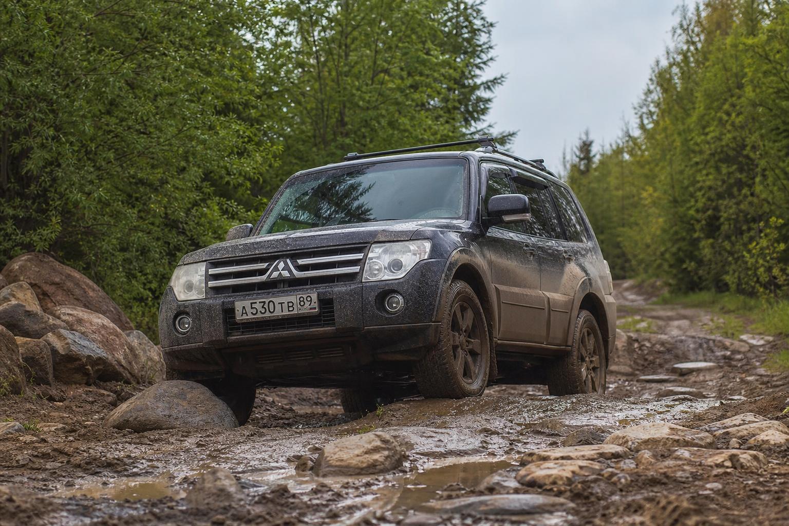 Внедорожник Mitsubishi Pajero на дороге в условиях бездорожья