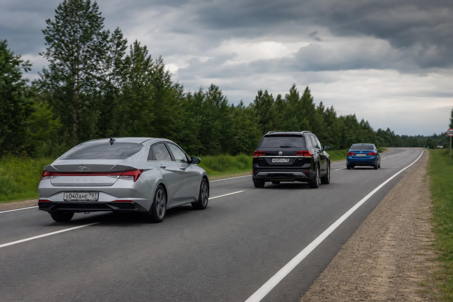 Автомобили на двухполосной дороге выполняют последовательный обгон
