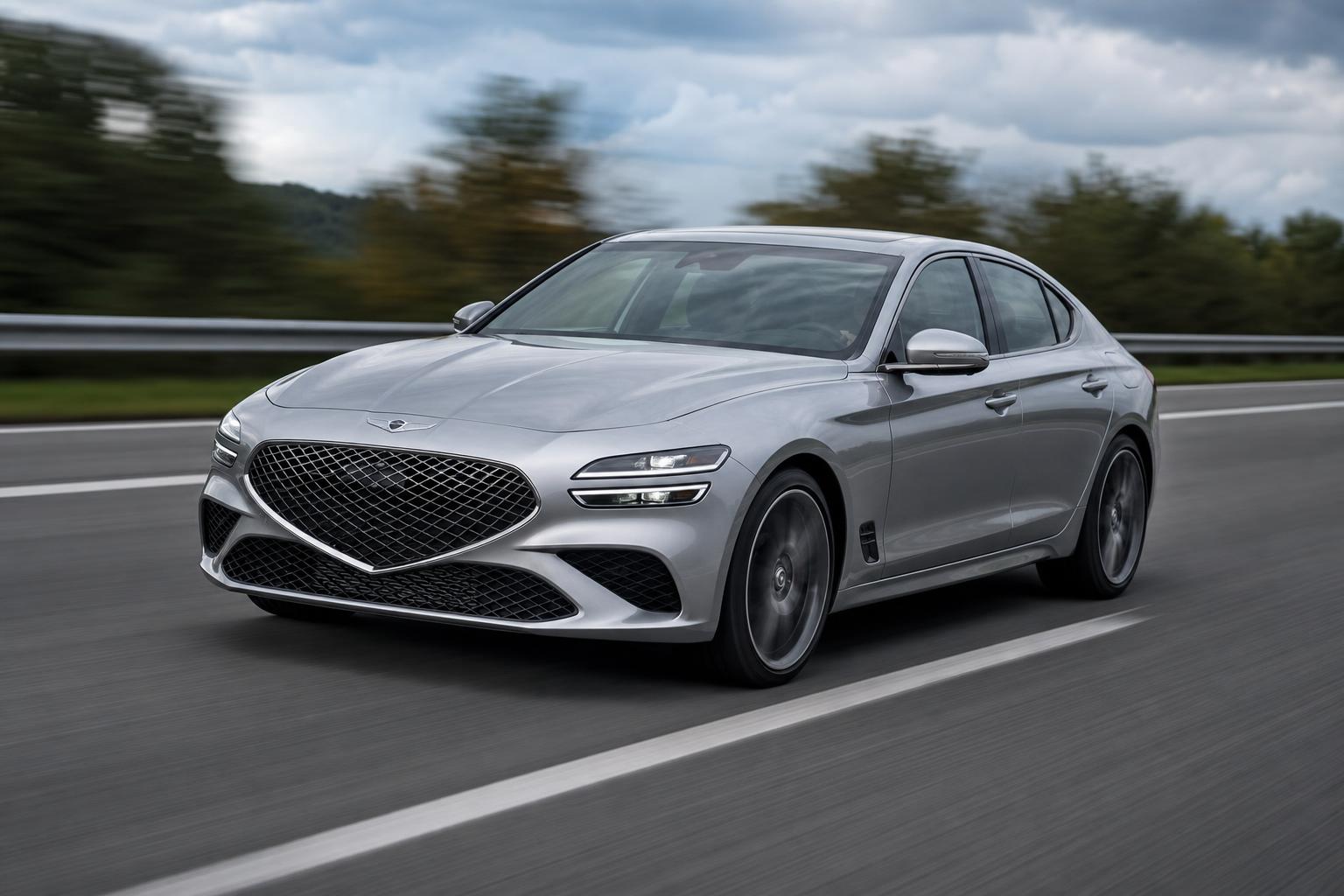Седан Genesis G70 2021 года в движении по шоссе