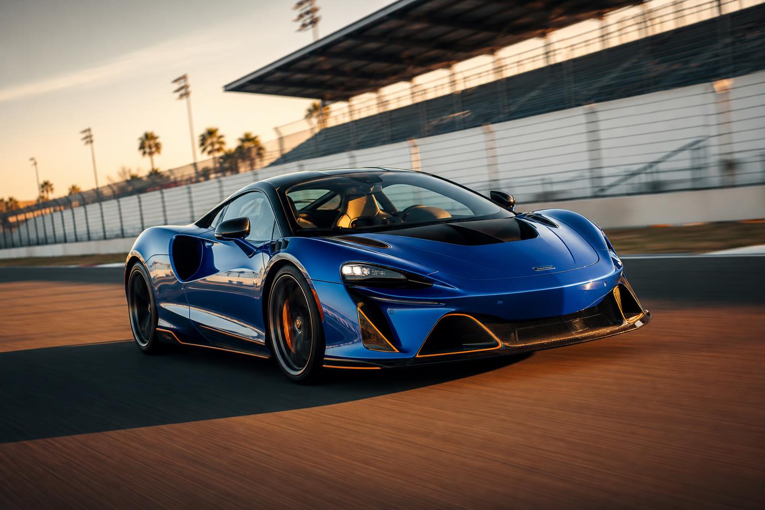 Гибридный суперкар McLaren Artura на треке