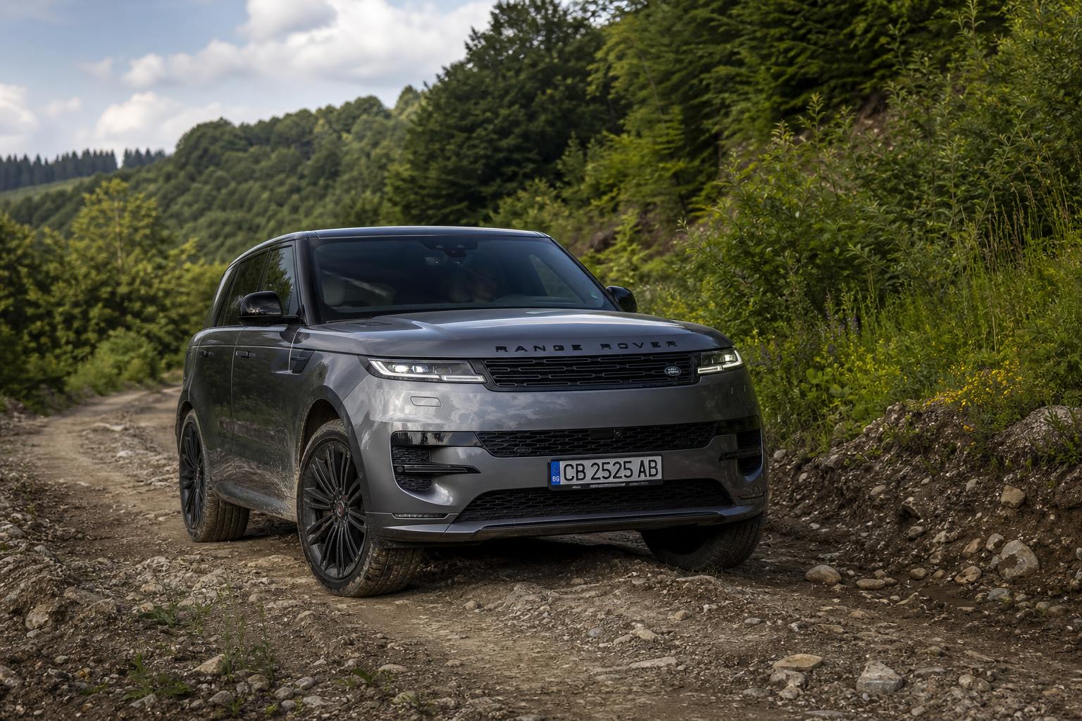 Land Rover Range Rover на дороге в условиях бездорожья