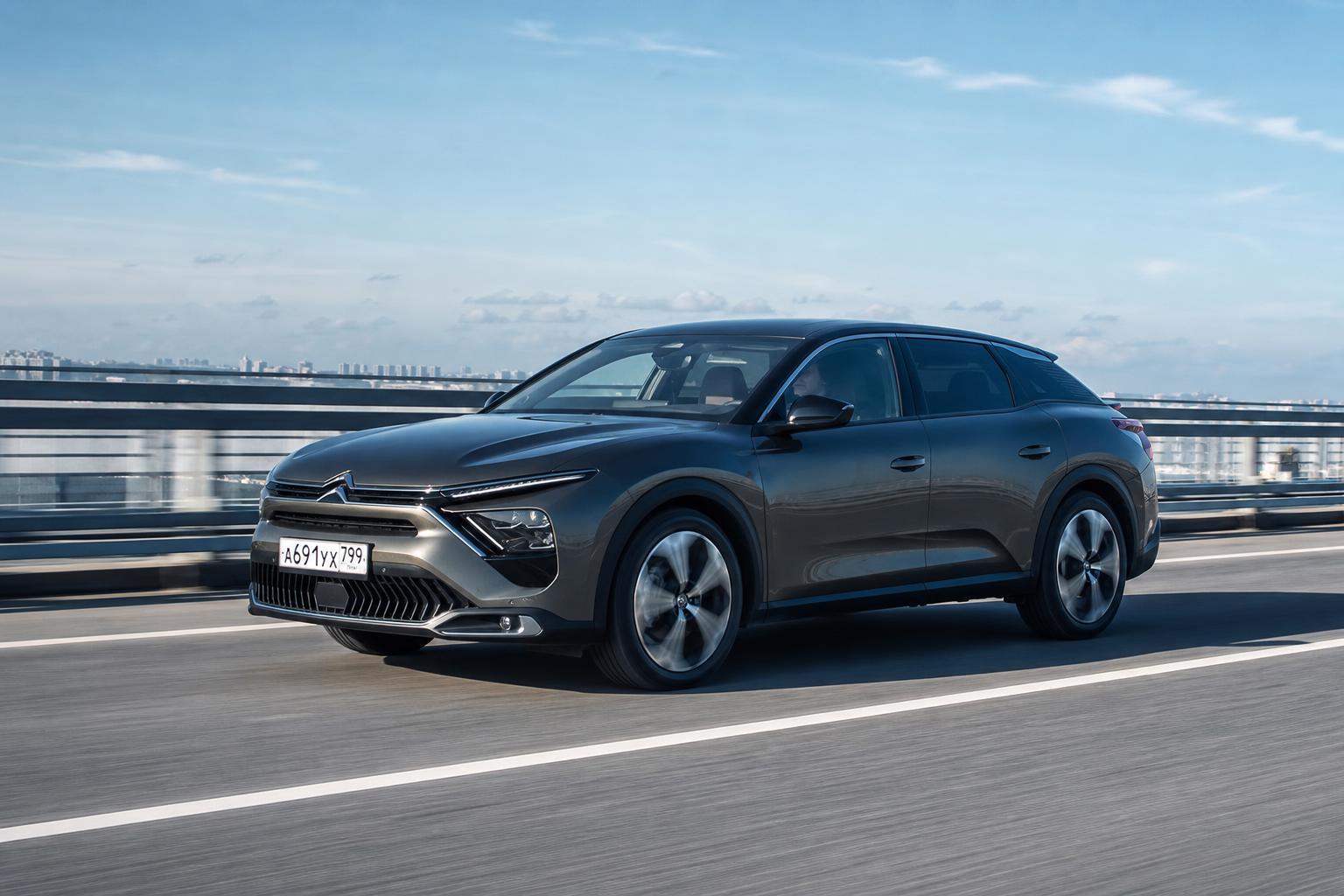 Citroen C5 X на трассе с акцентом на габариты кузова