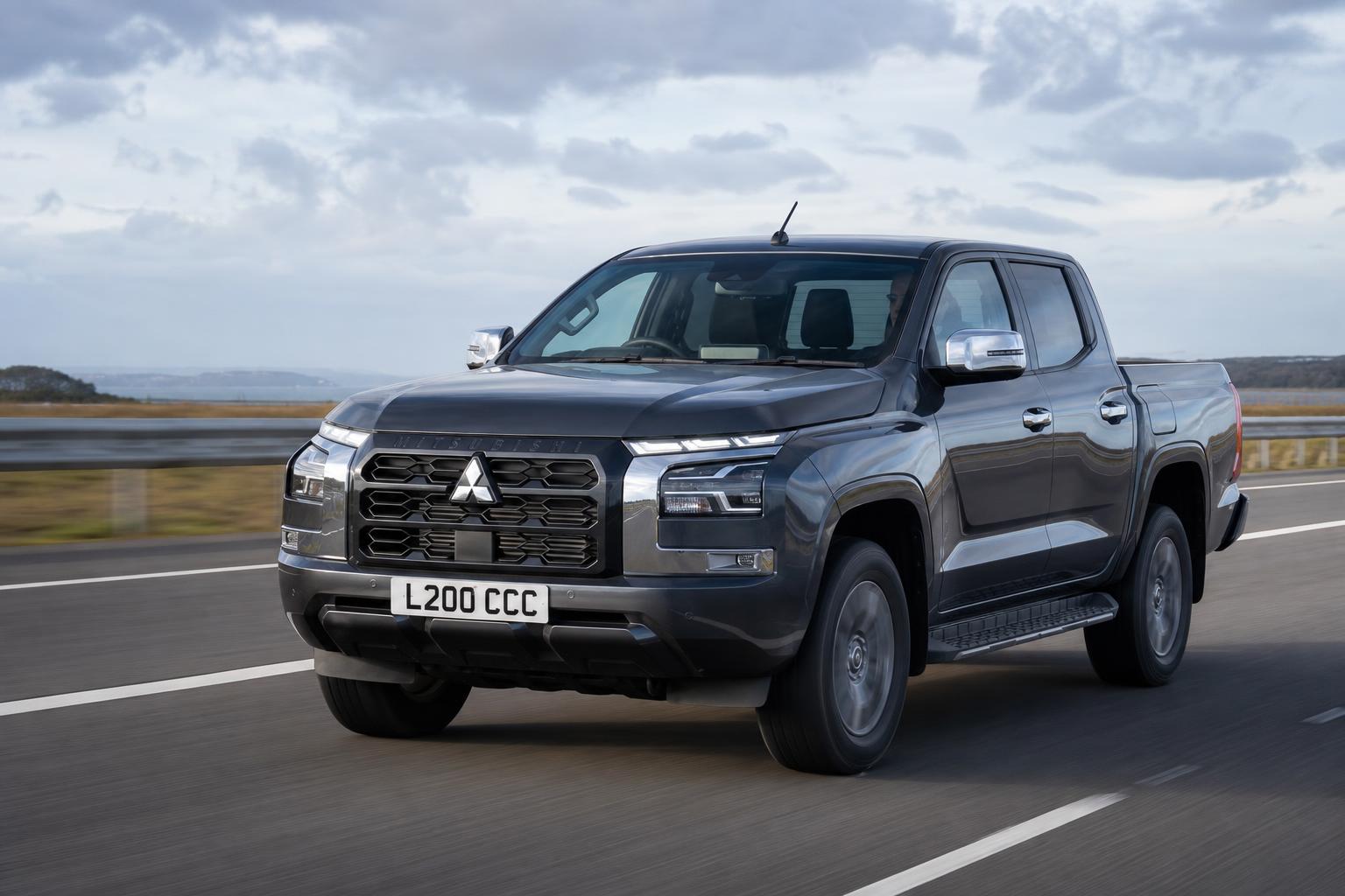 Пикап Mitsubishi L200 шестого поколения на дороге